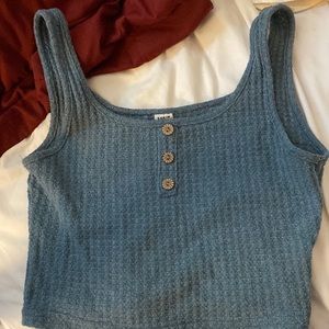 This cropped tank top does not fit me well